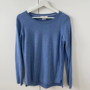 Tröja - Fin blå tröja från Esprite. Det står att det är storlek M men den är liten i storleken så skulle snarare säga att det är S!