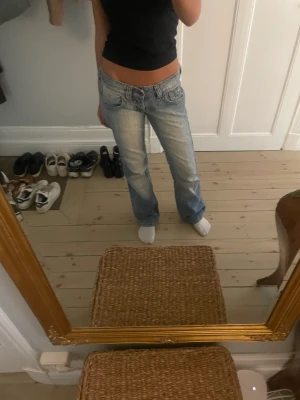 snyggaste jeansen  - Sjukt najs lågmidjade bootcut jeans i en jätte snygg färg! MIDJEMÅTT: 38 rakt över, INNERBENSLÄNGD: 83