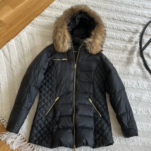 Vinterjacka - Svart vinterjacka av märket Rockandblue, som nyskick. Använd ett fåtal ggr.