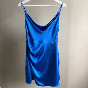 Supersöt blå klänning från ginatricot, aldrig använd & prislapp kvar💕strl. 36 