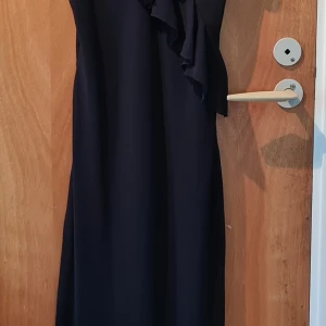 Svart cocktailklänning  - Volangprydd cocktailklänning  Mint-condition 