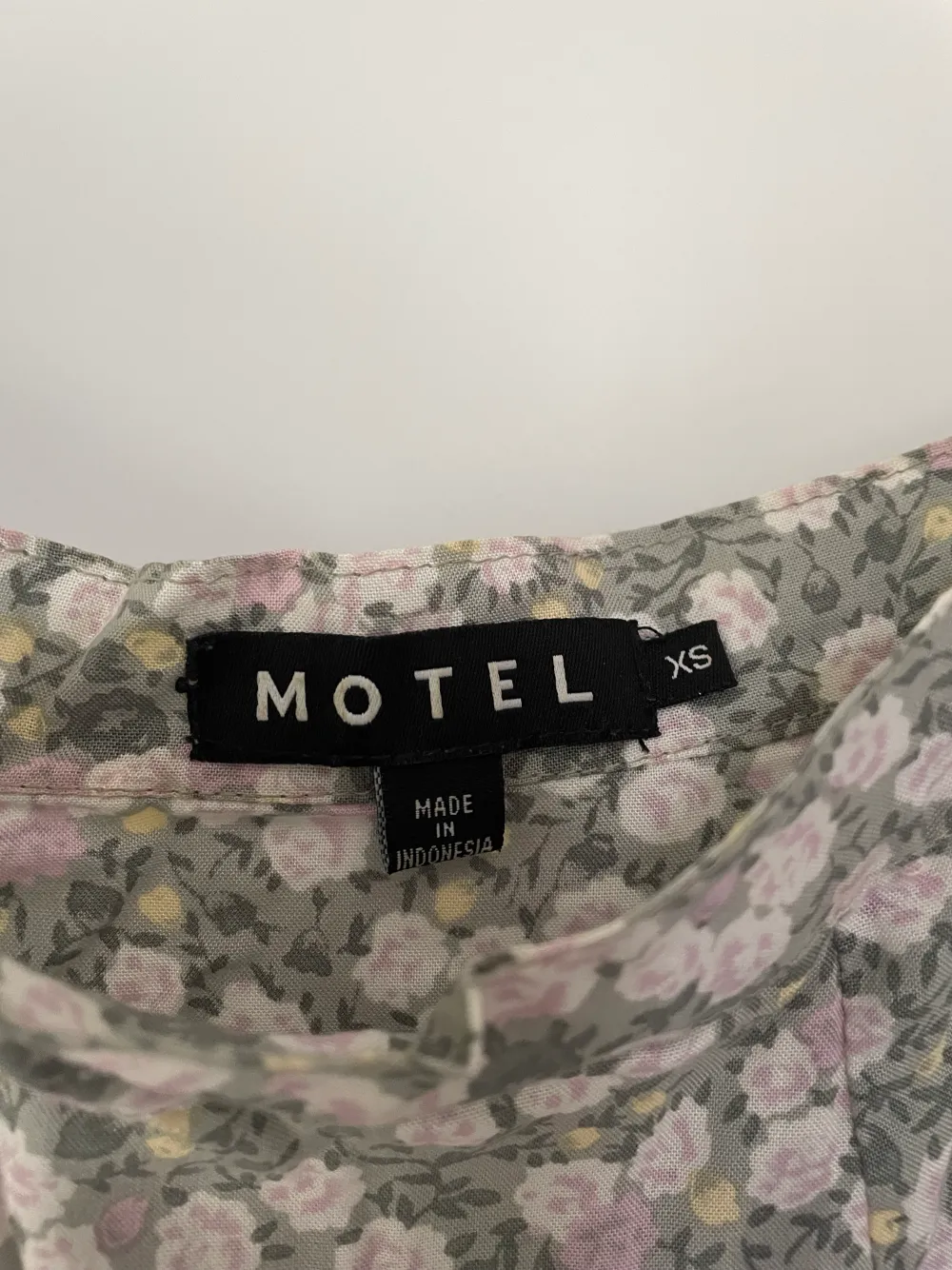 Säljer denna vackra midikjol från Motel då den har blivit för liten för mig 💕. Kjolar.