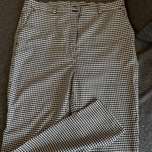 Rutiga byxor från monki - Rutiga byxor från monki i storlek 40. De är i väldigt bra skick då jag endast använt dem ett fåtal ggr