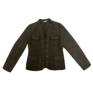 Höstjackan i ull  - Så fin jacka i ull från Italien, lättviktig och  har fin passform. 65% ull, resten polyester. Storlek M, men kan passa S om man gillar oversized jackor. Perfekt för hösten