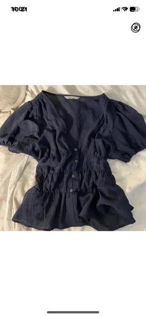 Superfin blus - Säljer denna mörkblåa jättefina blus i storlek M men passar mig som har s! Den är från only!🥰 köp gärna via ”köp nu”