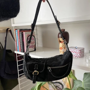 y2k väska - snygg väska. Fint skick, inga defekter