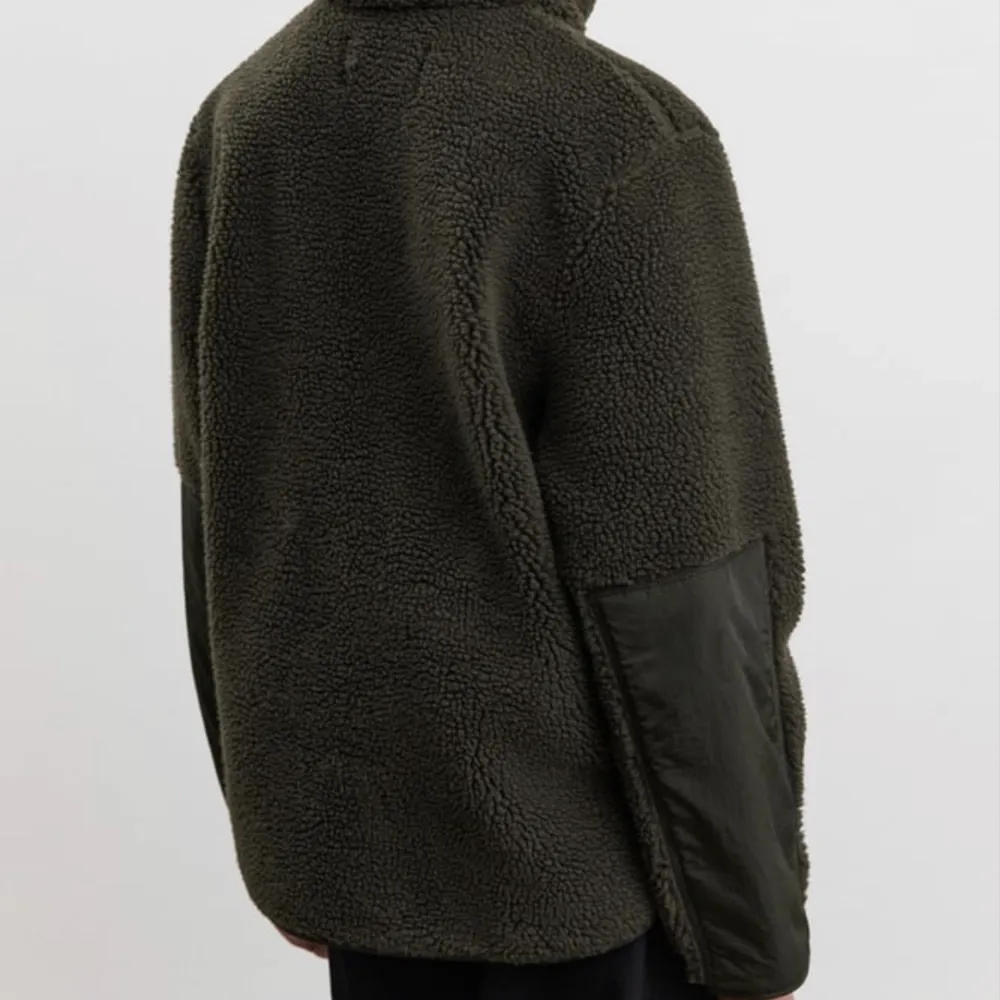 Säljer min fleece jacka från A days march ”Radkai Pile Fleece Jacket” i färgen olive i storlek xs (passar mig som normalt bär s). Använd fåtal gånger så är i nyskick, kostar 1395 i nypris, säljer för 700 eller bud🫶. Jackor.