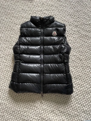 Moncler väst - Säljer nu denna moncler väst, skick 8/10. Perfekt inför hösten då det börjar bli lite kallare. Storlek 1 som motsvarar s