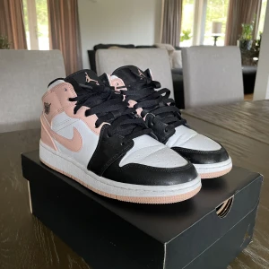 AIR JORDANS!  - Ett par Nike Air Jordans i storlek 38. Nude rosa, svart och vit i färg. Använda fåtal gånger så nästan som nya! Kommer i originallådan som dem förvarades i vid köp, köptes för 2400kr. Hämtas i Trollhättan eller fraktas.
