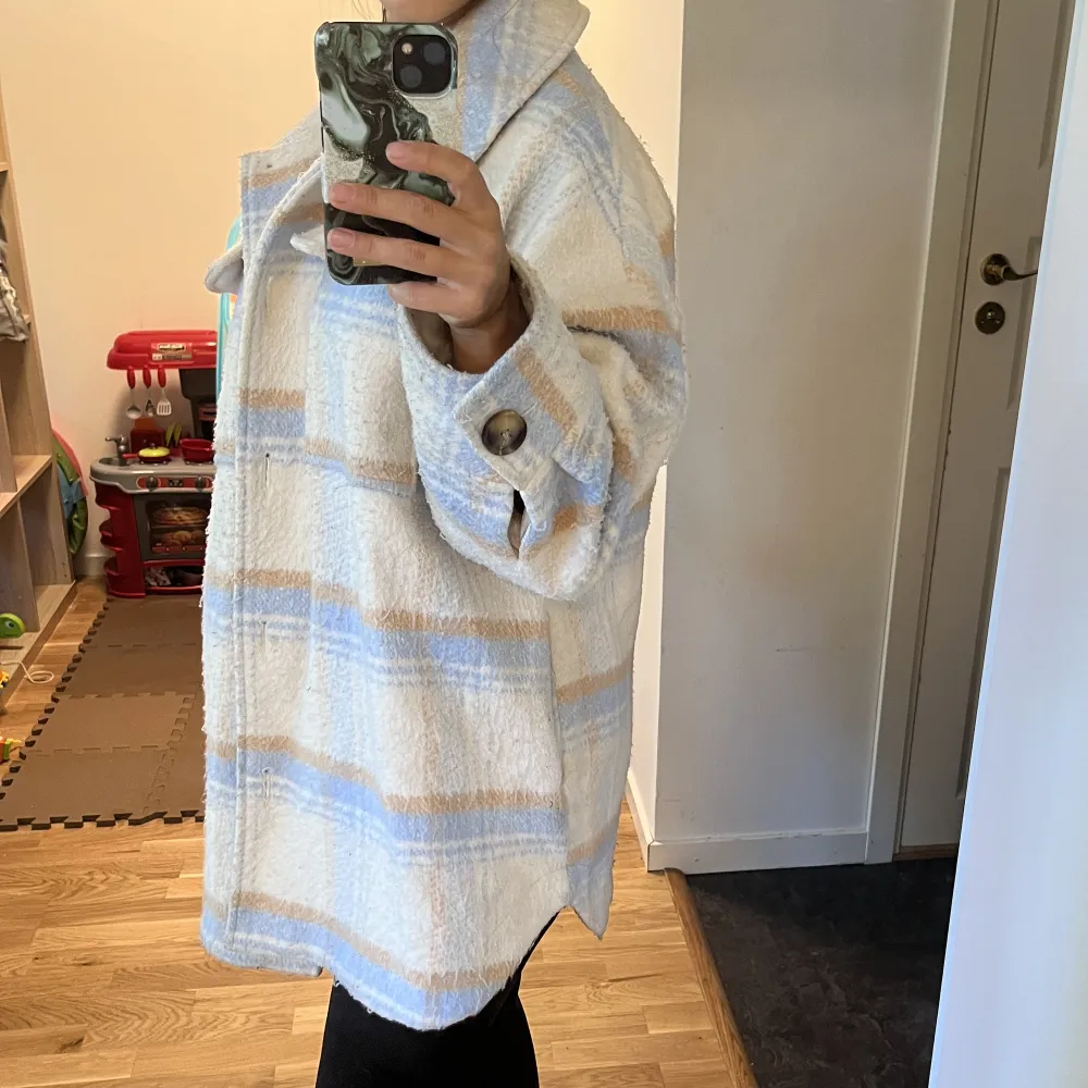 Oversized borstad skjortjacka från Asos. Stl 32, dock stor i storlek och passar mig som är S/M. Inga defekter men den borstade looken kan få den att upplevas som lite sliten. Har dock mycket kvar att ge. . Takit.