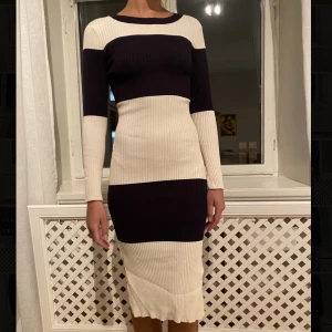 Stickad H&M-klänning - H&M-klänning i storlek 36. Endast använd mycket fåtal gångar 😍