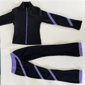 Konståkningsdress, skridskodress:  - Passar troligen ett barn m stlk 122 cl  Nypris: 1400 kr  Du får även med ett par extrabyxor som är lagade på benet längst ned framtill 