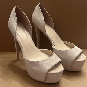 Beiga klackar  - Höga beiga klackar. Storlek 38. Inköpta på Nelly och är i bra skick. 