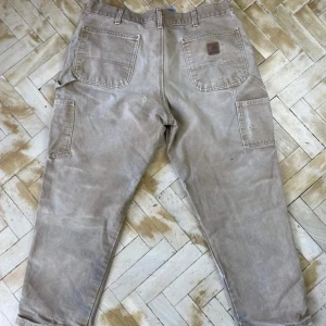 Carhartt byxor - Byxor från carhartt, de har hål vid gylfen samt på insidan av ena låret (dessa syns på bilderna). Kan skickas mot frakt eller mötas upp i Falun.💞