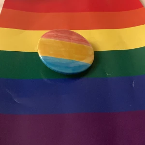 Pansexuell pin - Pansexuell pin, hemma gjord, är inte pansexuell längre så den får gå vidare, jättefin och fint skick 