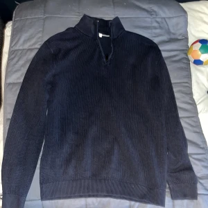 Half-zip ifrån ESPIRIT - Nypris 685:- Välanvänd med tecken på användning. Ex. Färgen börjat blekna och kragen börjar tappa formen. Tveka inte på att höra av dig om det finns funderingar.  //Månz