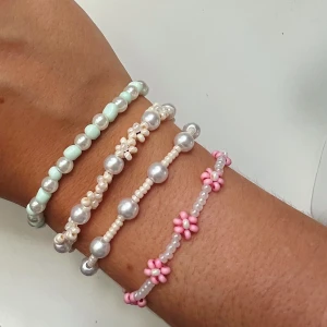 Pärlarmband - Pärlarmband som är justerbara, väldigt fint skick och bra hållbarhet 💗🫶🏼 49kr styck