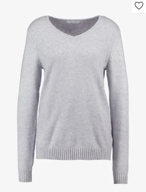 Vila stickad tröja - Säljer denna vringade tröjan från vila i storlek xs. Bra stick. Köparen står för frakten❤️