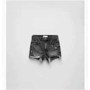 Jeansshorts zara - Säljer dessa snygga jeansshorts från zara. Köpta förra sommaren så går inte att köpa längre. Nyskick knappt använda. Nypris ca 329 kr