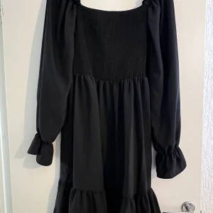 Svart klänning - Klänning från Shein, storlek L