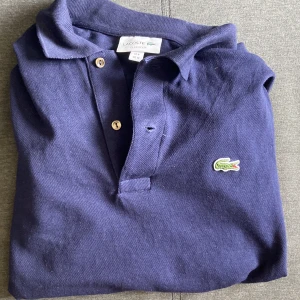 Lacoste Piké  - Har bara provat tröjan eftersom jag ej gillade den så väljer jag nu att sälja den. 10/10 skick 