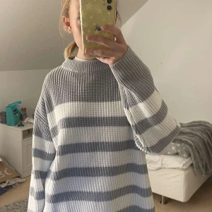 Super fin tjock tröja - En jätte fin och super skön tjock tröja ifrån Gina. I storlek 146/152❤️ 