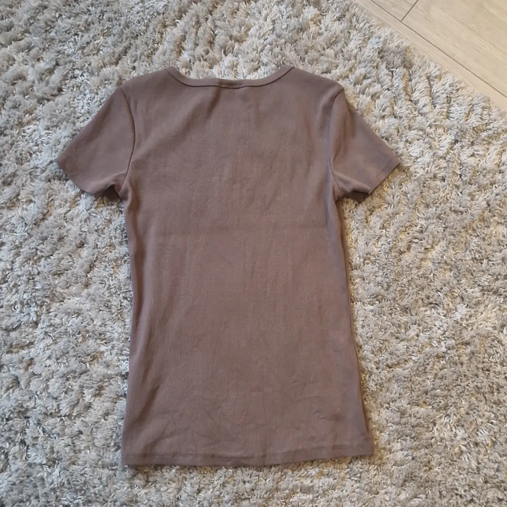 En fin ljus brun tröja i storlek M💕. T-shirts.