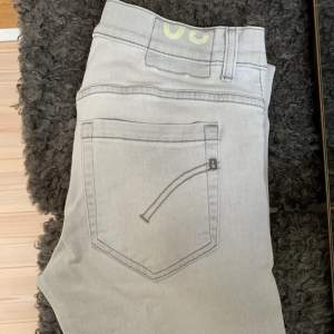 Dondup jeans i modellen George stl.-30 Skinny fit, använda nån gång. Tvättade och förberedda vid köp.