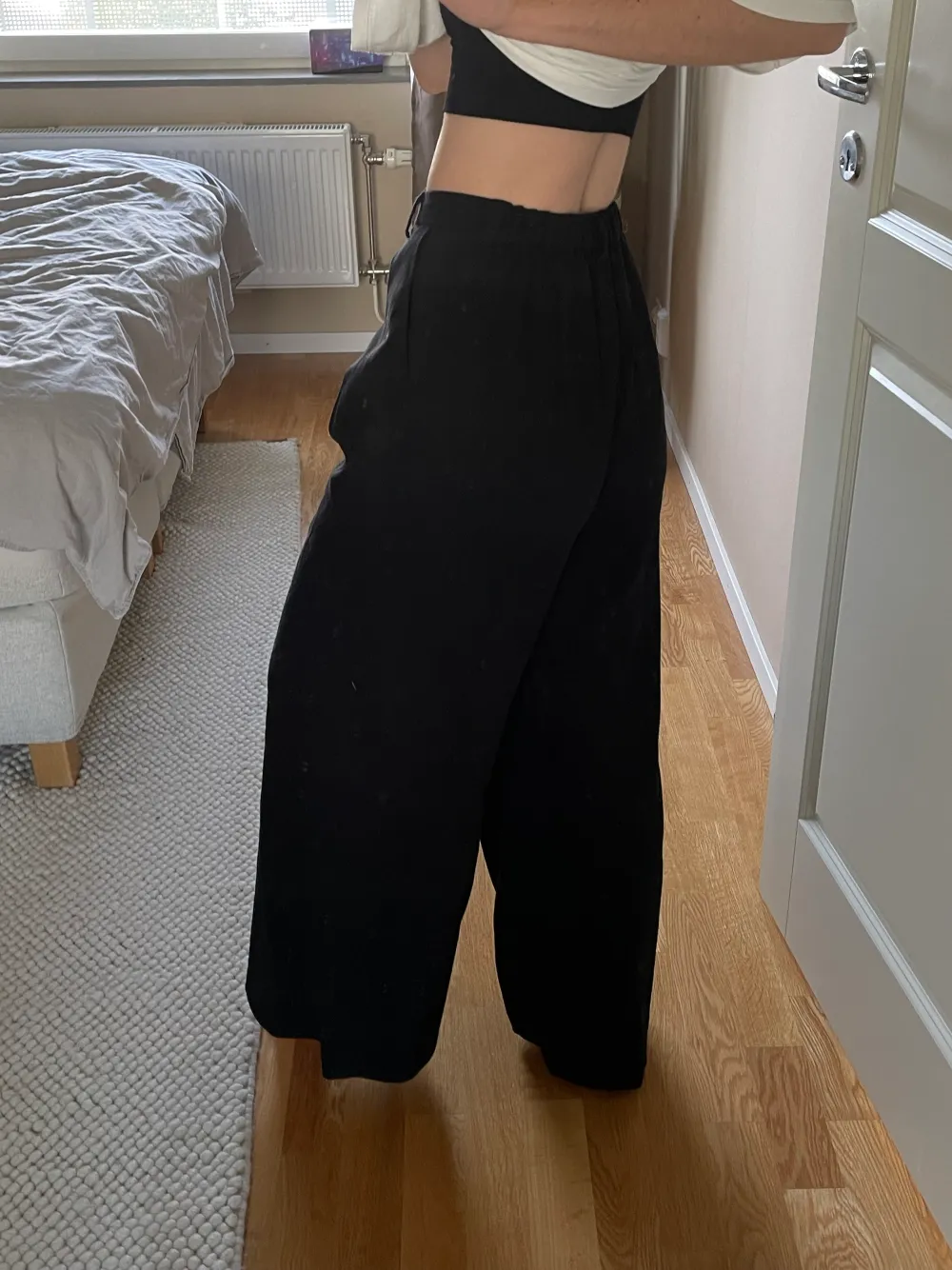 Svarta kostymbyxor med high waist. Flowy byxor nedtill (se sista bilden) som sitter med resårband vid ryggen (stretchig). Kommer med bälte. Storlek: XS-S (liten M). Jeans & Byxor.