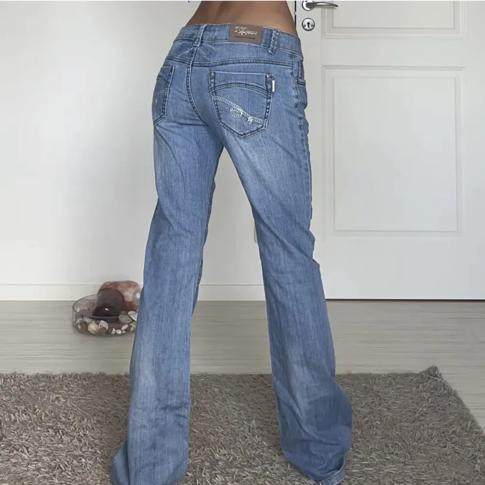 (Lånade bilder) köpte de här jeans på plick i nyskick aldrig använda av mig. Säljer då de tyvärr för för stora för mig.💕Innerbenslängd:80cm Midjemåttet:79cm💓. Jeans & Byxor.