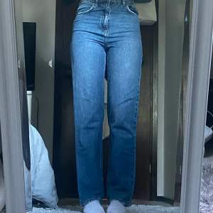 Raka jeans från Gina tricot young. Strlk 164 men passar mig som har 34/xs. Använda fåtal gånger