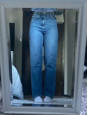 Raka jeans - Raka jeans från Gina tricot young. Strlk 164 men passar mig som har 34/xs. Använda fåtal gånger