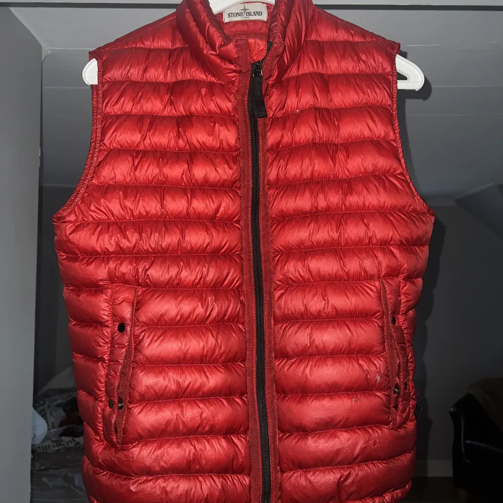 Stone island väst i okej skick, skada på baksidan som går att laga snyggare än bild.. Takit.