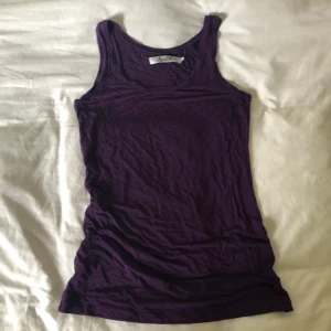 Lila linne strl M - Lika stretchigt linne som kan vara en kort klänning beriden på din längd. I gott skick. Finns inga bilder på men Dma gärna vid andra frågor eller funderingar. Köparen står för frakt.