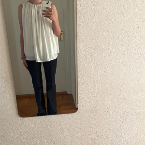 Vågigt linne - Säljer detta jättefina linne ifrån H&M. Nyskick! Finns inte kvar på hemsidan. Lite lång i modellen.🙌