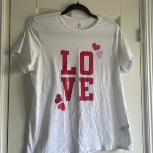 LOVE tröja💕 - En super skön tröja med tryck där fram funkar att sova i också för att den är så himla skön!💓