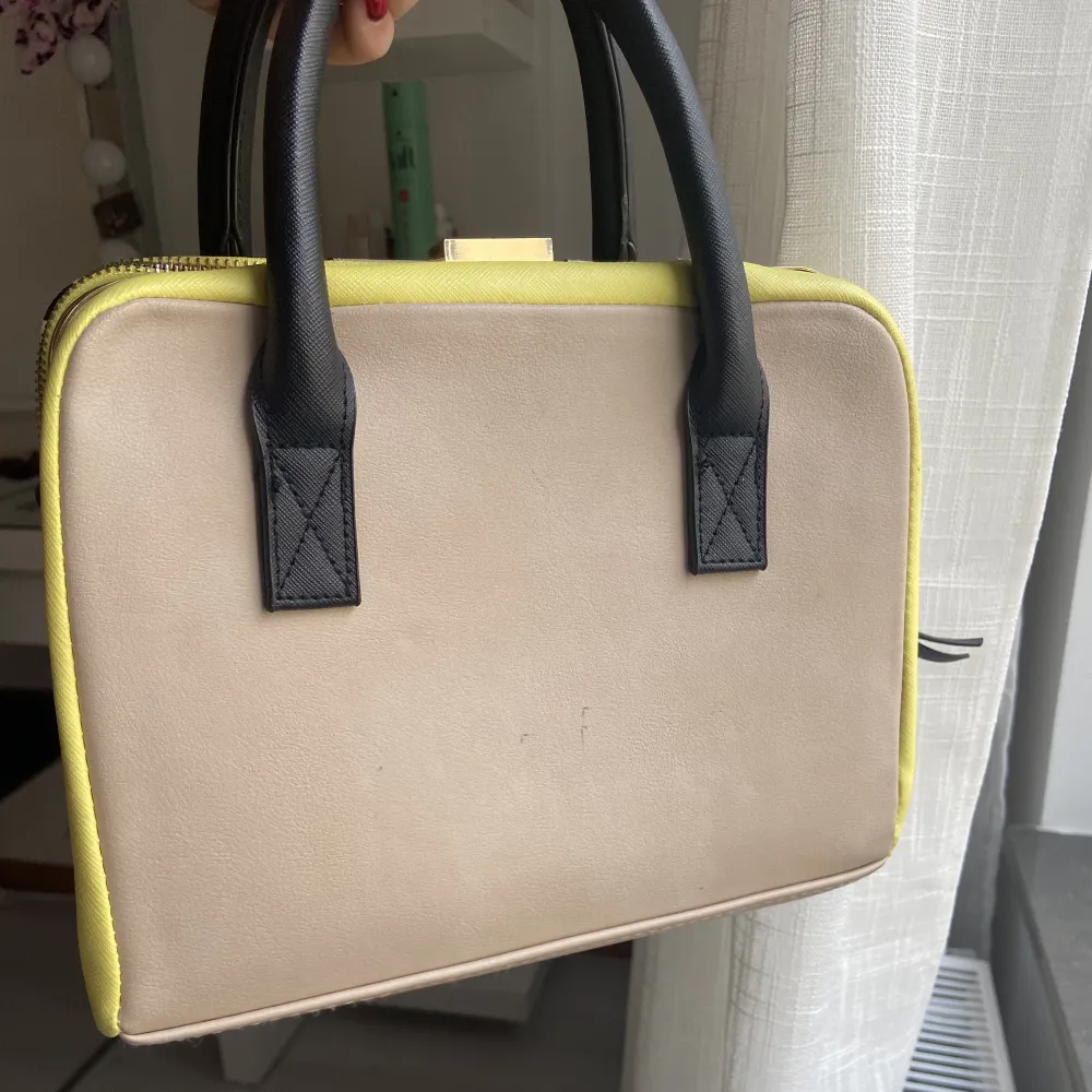 Fin handväska (River Island) använd två gånger. Passar för ute kvällar och restaurang 💕 . Accessoarer.