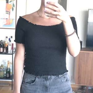 Svart topp  - Svart offshoulder topp från H&M i storlek M 🖤