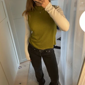 Grönt linne - Säljer de gröna linnet med polokrage! Färgen är inte riktigt så dassig som det ser ut på bilden, den är mer militärgrön/oliv än träsk avlopps grön som det ser ut på bilden hihi🤭mycket bra skick!