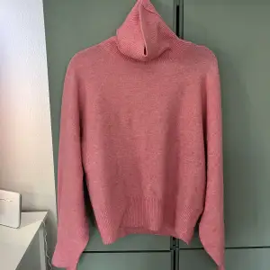 Säljer denna fina rosa stickade tröja i polo modell, inga defekter. Knappt använd. Från HM