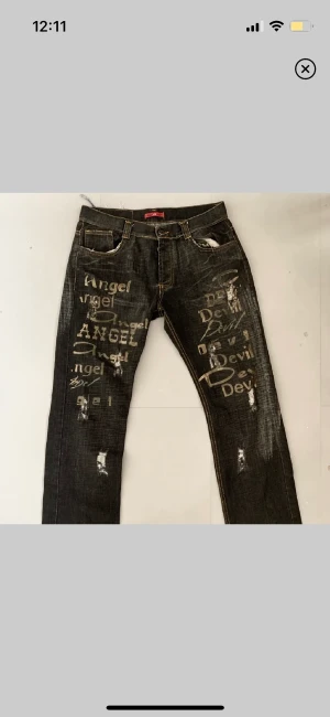 Jeans - Super najs distressed jeans!😋   Jätte fin färg men passar mig ej💔