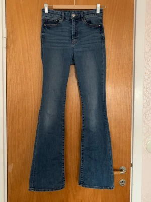 Jeans - Ett par jätte snygga jeans i storlek 26/30 i väldigt bra skick. Betalningen sker via Swish + frakt. Skickar inga fler bilder🥰❤️