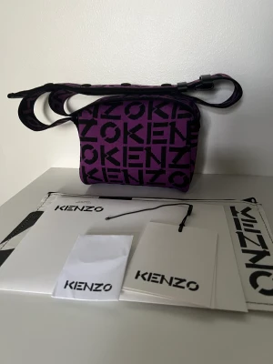 Kenzo väska  - Hej hej!  Säljer min fina kenzo väska som inte kommer till användning längre. Har kvitto som kommer med när du köper väskan. Ny pris €195 