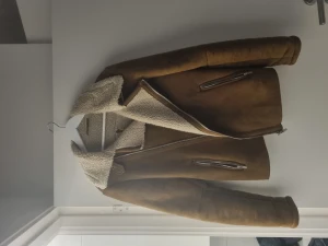 Jacka Herr S  - Jacka från Zara Man . Mjuk och skön jacka. Mocka liknande material.   Mycket gott skick   Jag är 168cm