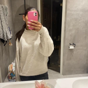 Stickad tröja - Mysig stickad tröja med pärlor💕