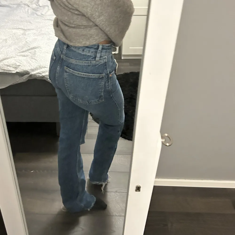 Säljer nu dessa jeansen från bikbok då de aldrig används💓💓. Jeans & Byxor.