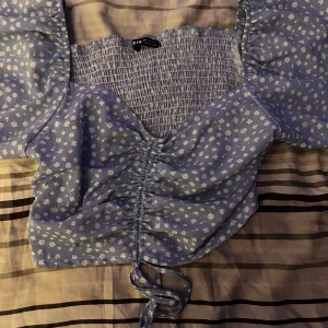 Sommar topp - Jättesöt sommartopp med blommor på! Storlek M men passar mer som en S, funkar på xs/s/m dock. Perfekt till sommaren eller fest!🩵