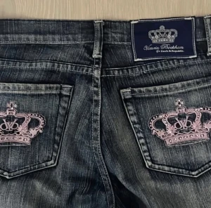 Victoria Beckham  - Jag söker ett par blåa lågmidjade Victoria Beckham jeans med kronor där bak. Storlek: midja 23-24 längd 30. För högst 800kr. Kontakta gärna om ni har ett par💗