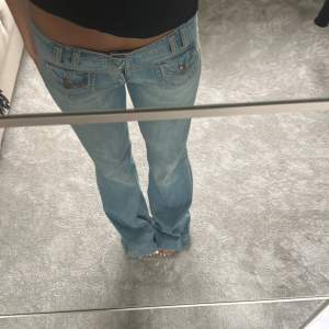 Skitsnygga låg/mid waist jeans som har innebenslängden 105cm! Nypris 3000kr