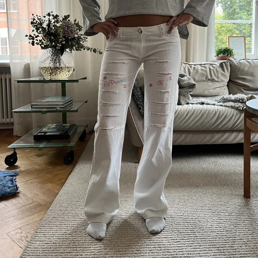 Så snygga och coola jeans!! MIDJEMÅTT:82cm INNERBENSLÄNGDEN:83cm. Jeans & Byxor.